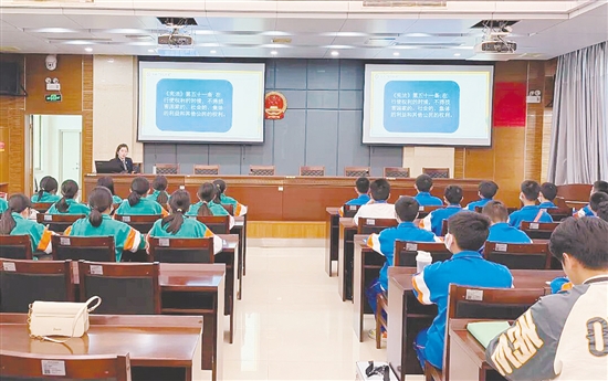 检察官走进鹤山市未成年人法治教育基地,为学生们带来一堂生动的法治课。 检察官走进鹤山市未成年人法治教育基地,为学生们带来一堂生动的法治课。