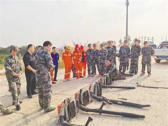 址山镇组织镇应急办、消防站、应急救援队伍和护林员近40人学习灭火装备的正确使用方法。 址山镇组织镇应急办、消防站、应急救援队伍和护林员近40人学习灭火装备的正确使用方法。