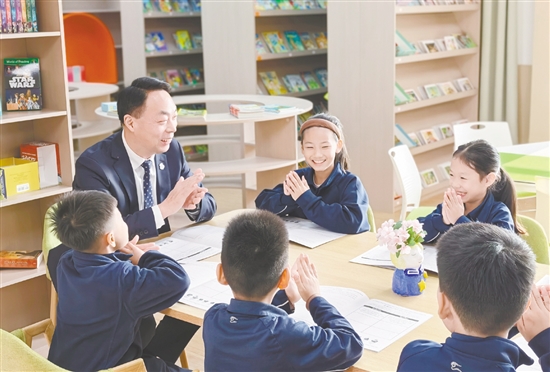 鹤山市碧桂园学校打造英语特色教育,让学生在兼具深度与广度的英语教育中,夯实语言素养、拓宽国际视野。 鹤山市碧桂园学校打造英语特色教育,让学生在兼具深度与广度的英语教育中,夯实语言素养、拓宽国际视野。