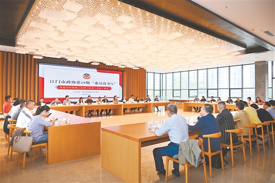 聚焦社区(长者)饭堂建设,出席人员在市政协“委员议事厅”中各抒己见。 聚焦社区(长者)饭堂建设,出席人员在市政协“委员议事厅”中各抒己见。