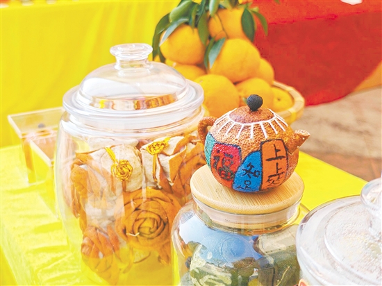 用新会陈皮制作的“玫瑰花”“小茶壶”造型别致。 用新会陈皮制作的“玫瑰花”“小茶壶”造型别致。