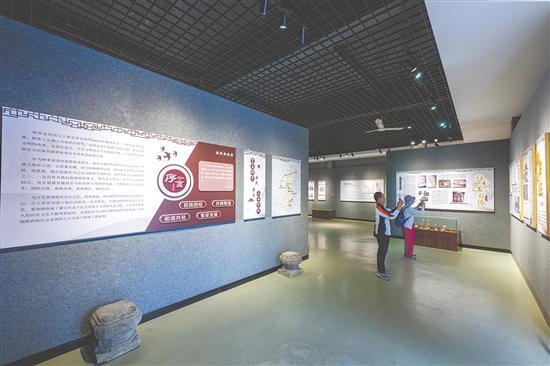 霄南鲜卑古村落文化馆全方位展示霄南村的鲜卑历史和文化底蕴，打造鲜卑古村落研学、阅读和写作交流平台。