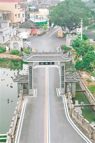 霄南村环村路平坦洁净，是该村与华南理工大学携手打造的道路安全隐患整治提升示范点。