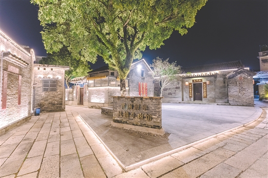 霄南村成功引进凤凰树下咖啡店、欧叶啤酒小酒馆、一盏沉香体验馆等品牌，打造地域特产展销“窗口”。