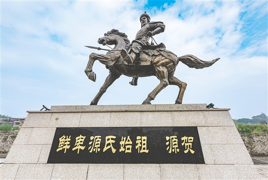 2016年，霄南村以新建源贺广场为契机，修建源贺雕像。