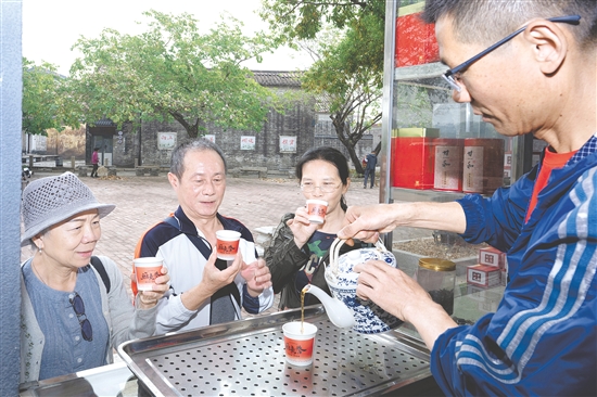 甘和茶是“鹤山三宝”（咏春拳、王老吉、甘和茶）之一。图为游客在品尝甘和茶。