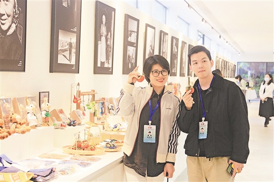 参访团成员在先锋天下粮仓书店拍照留念。 参访团成员在先锋天下粮仓书店拍照留念。