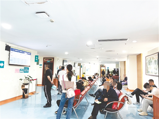 临近年底，不少人选择到医院体检。