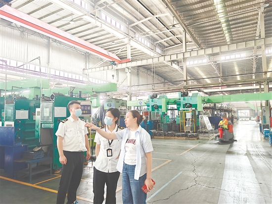 执法人员为企业现场指导，联系专业机构制定个性化降噪方案。