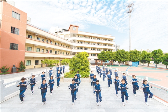 学生们在练中医养生操。