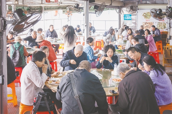 黄沙蚬、黄鱼、河虾被誉为石板沙“三宝”，每年清明时节前来尝鲜的游客络绎不绝。