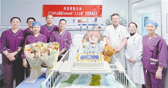 手术成功后，患儿与医护团队合影。