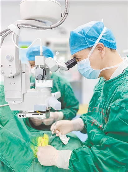 眼科医生为患者进行“翼状胬肉切除+角膜移植术”。