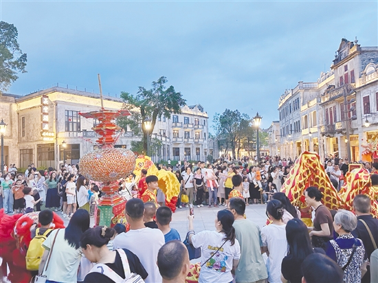 赤坎华侨古镇游客如织。陈敏锐