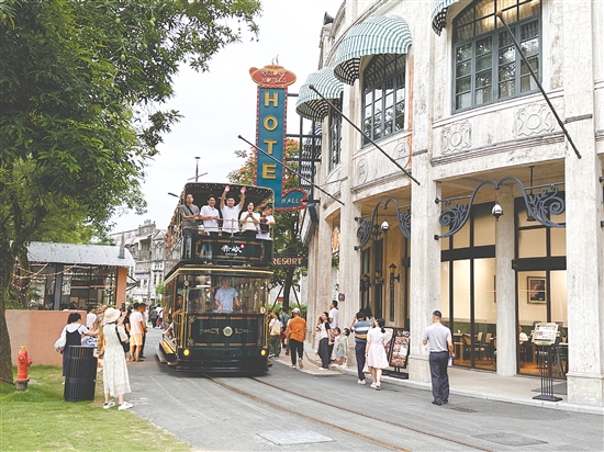 赤坎华侨古镇吸引众多游客前来游玩。