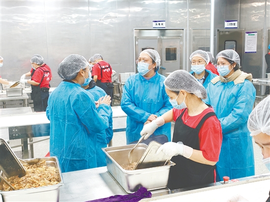 调研组走进广东华悦餐饮管理有限公司进行实地调研。