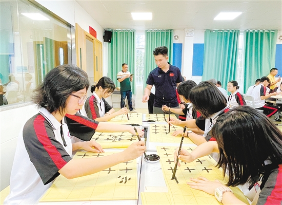 台山市推动硬笔书法进校园,配套系统教学设计,在文艺传播数字化进程中坚守品质底线。 台山市推动硬笔书法进校园,配套系统教学设计,在文艺传播数字化进程中坚守品质底线。