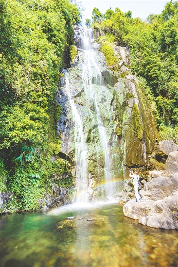 广东响水龙潭省级森林公园溪流众多，形成多处瀑布，吸引不少游客前来旅游观光。