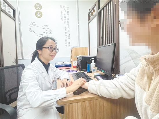 医生为干性湿疹患者看诊。