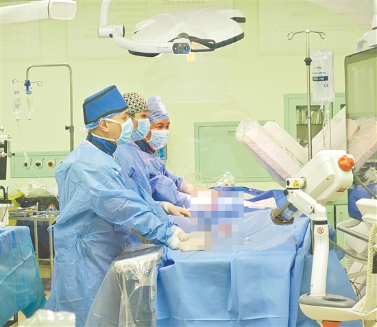 介入团队为危重患者开展手术治疗。