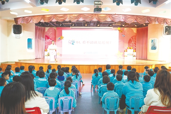 林燕婷讲述近视防控知识。
