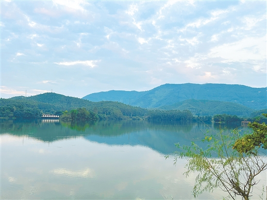 蓬江兰石公园湖光山色，景色优美。