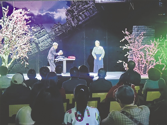 1月10日下午,《碉楼·寒燕归巢》粤语版在塘口镇粮语·艺术公社上演。 1月10日下午,《碉楼·寒燕归巢》粤语版在塘口镇粮语·艺术公社上演。