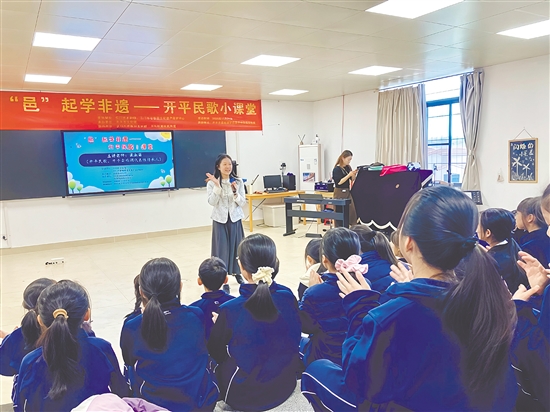 梁淑苗积极推进推广和传承工作,让市民群众感受开平民歌的独特魅力。 梁淑苗积极推进推广和传承工作,让市民群众感受开平民歌的独特魅力。