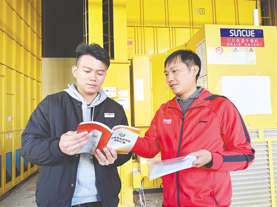台山市创新搭建“县级农事服务中心+镇级服务站+村级托管员”三级联动架构,形成上下贯通、高效协同的服务格局。 台山市创新搭建“县级农事服务中心+镇级服务站+村级托管员”三级联动架构,形成上下贯通、高效协同的服务格局。