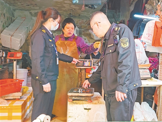执法人员正在检查商户的电子计价秤。 执法人员正在检查商户的电子计价秤。