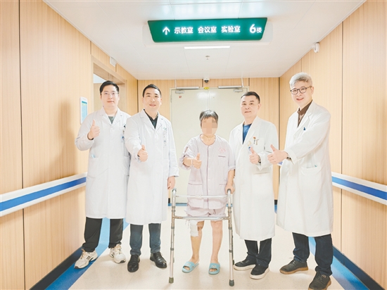 患者对治疗效果满意，为手术团队点赞。