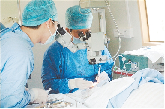 钟景贤为眼疾患者进行白内障手术。