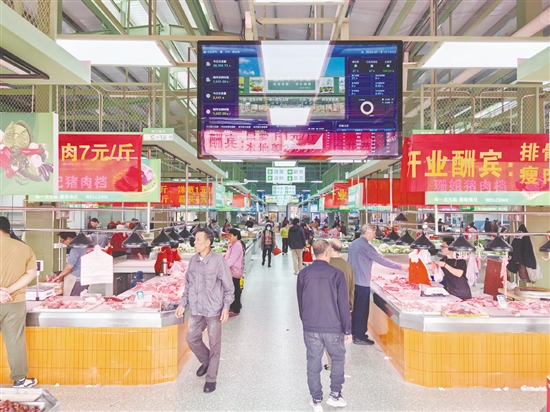 汶村中心市场内干净整洁，分区明确，引入智慧系统，让消费安全看得见。