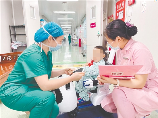 医护人员为患儿进行术前确认。