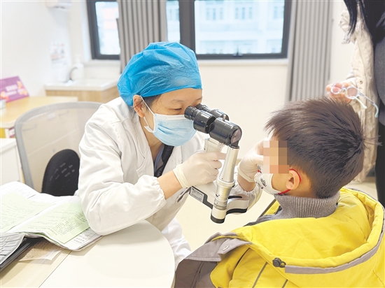 医生在为患儿做检查。儿童健康大楼的设计理念是“以患儿为中心”。