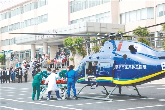 一名病情危重的患者搭乘“空中ICU”，仅用45分钟便安全转运至广州，为生命救治赢得宝贵时间。