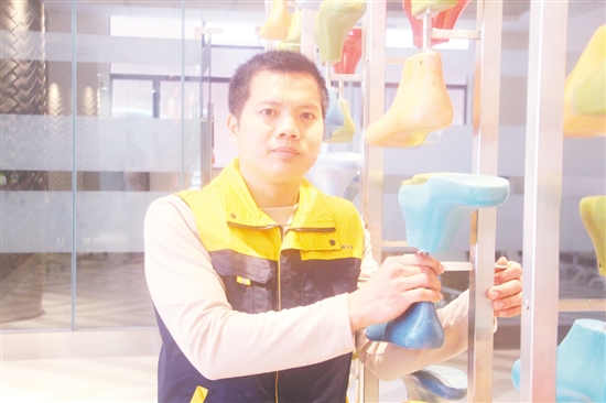 袁德雄，广东百卓鞋业有限公司工程经理。主导23项技改，其“五步调试法”使设备换型时间从1小时缩至15分钟，年节电2.4万千瓦时。培养7名骨干（5人成项目负责人），编制6套标准文件。疫情期间坚守180天，抢修保住200万元订单。客户满意度连续18个月达100%，公司年增收入超50万元。