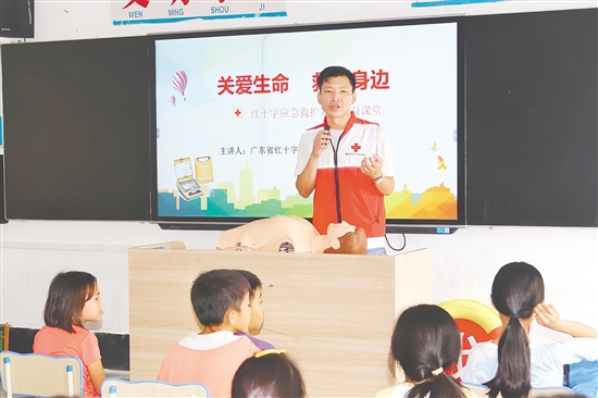 李小剑，恩平市红十字会雇员。作为应急救护培训师，创新“理论+实操+情景”三维教学法，极大提升培训效果，打通应急救护普及“最后一公里”，用最“接地气”的方式让救护知识深入人心。9年累计开展培训超600场，覆盖超10万人次。在基孔肯雅热疫情防控中表现突出，获恩平市委组织部通报表扬。被评为恩平市“共产党员先锋”。