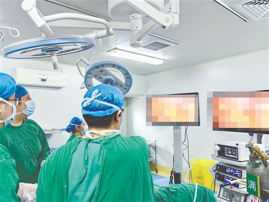 医生为患者进行手术。