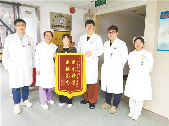 患者痊愈后赠送锦旗。