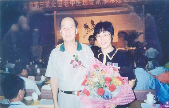 黎小妮与其父亲的合影。