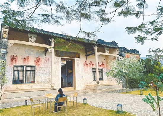 创客团队摒弃大拆大建的思路,耗时三年一点点梳理建筑脉络,让百年文脉在活化中得以延续。 创客团队摒弃大拆大建的思路,耗时三年一点点梳理建筑脉络,让百年文脉在活化中得以延续。