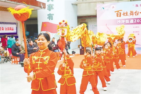活动现场氛围喜庆热闹。 活动现场氛围喜庆热闹。
