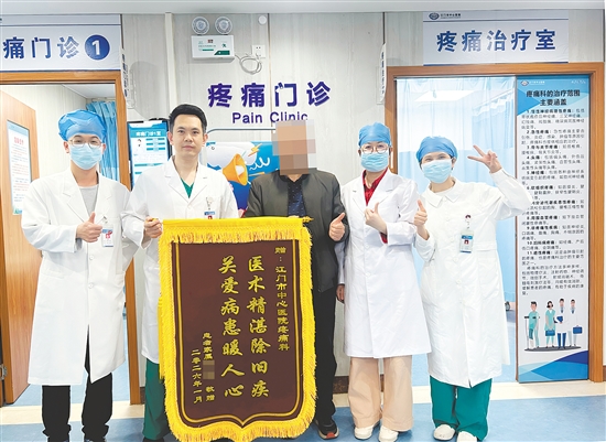 术后，小林的家人为医护人员送上锦旗。