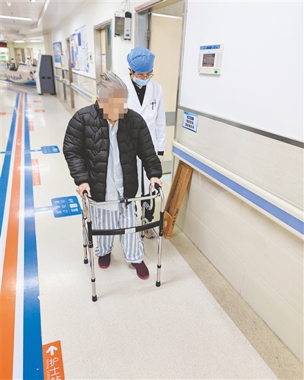 江门市中心医院将继续深耕高龄骨折治疗领域，为更多高龄患者带来“站起来”的希望。