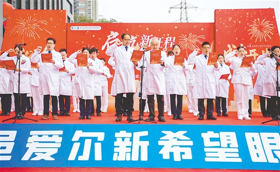 医护骨干宣读《中国医师宣言》。