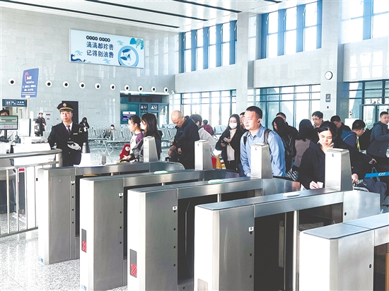 恩平与香港之间实现高铁双向直达，为人员往来、经贸交流构筑起一条高效便捷的交通通道。