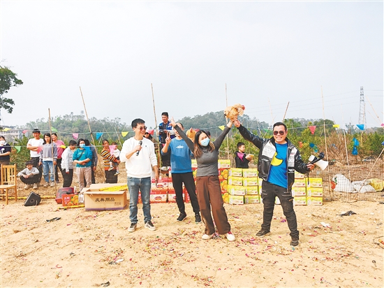 东成镇某沃柑种植场在果园内开展乡村游园活动。