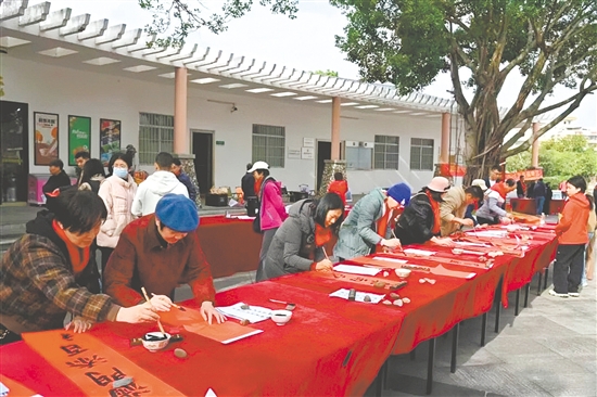 活动邀请书法家现场挥毫泼墨,一副副将环保理念与新春祝福巧妙融合的对联深受市民欢迎。 活动邀请书法家现场挥毫泼墨,一副副将环保理念与新春祝福巧妙融合的对联深受市民欢迎。