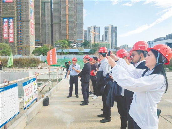 新会区政协组织港澳委员到国道G240线新会会城至牛湾段改建工程侨兴南隧道调研。 新会区政协组织港澳委员到国道G240线新会会城至牛湾段改建工程侨兴南隧道调研。